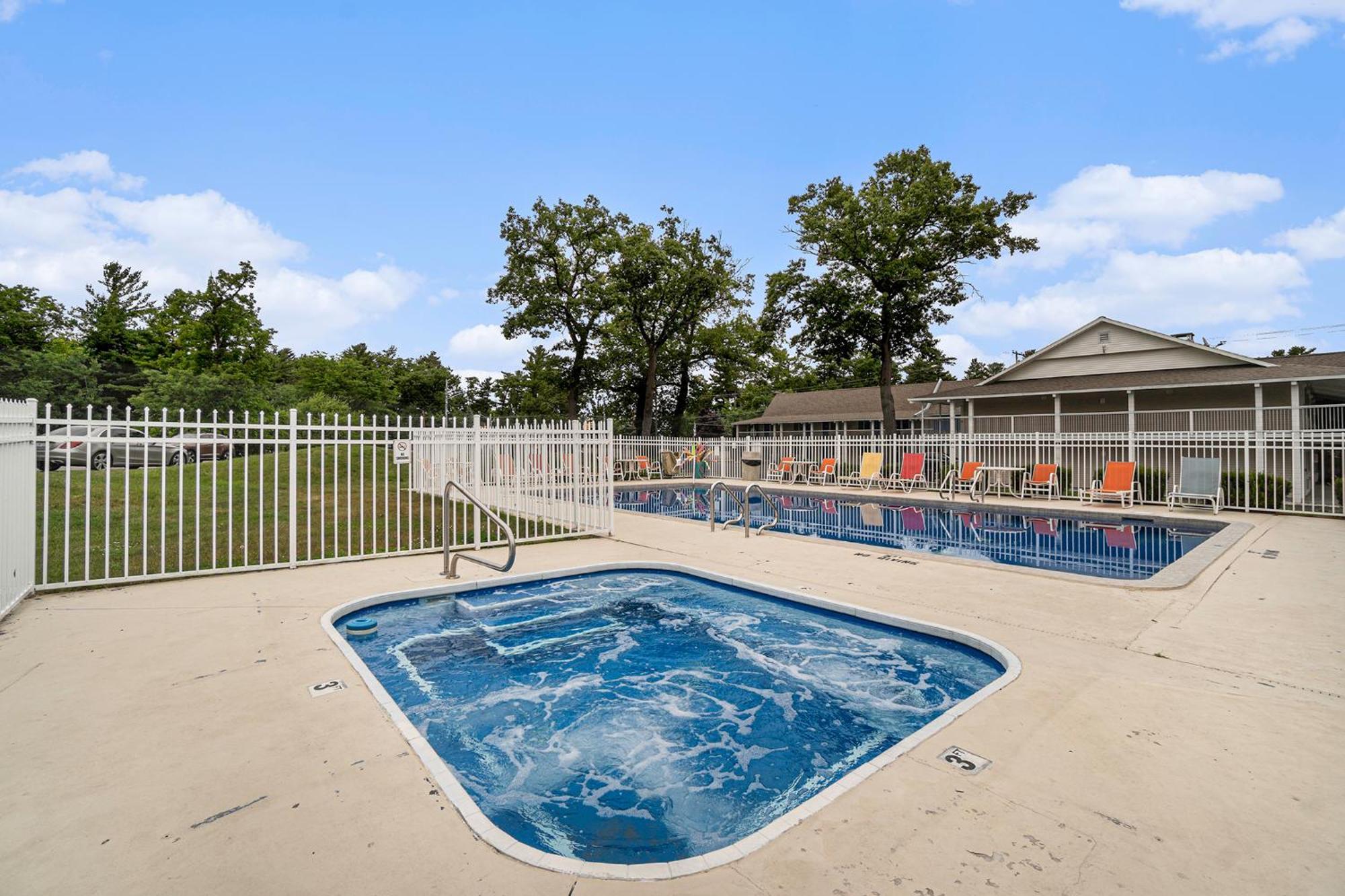 Travelodge By Wyndham Traverse City Mi Exterior foto